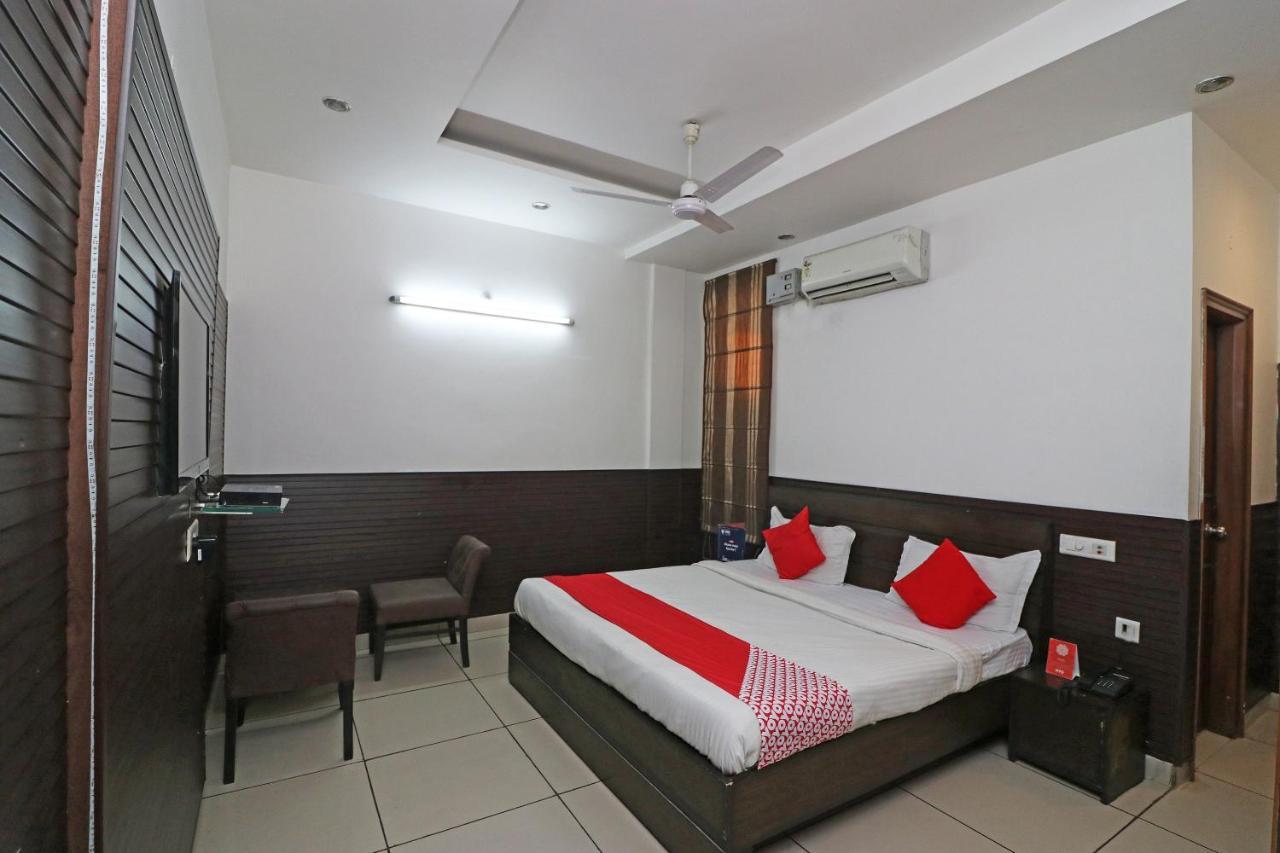 Rājpura Oyo 22677 Hotel Mehfil المظهر الخارجي الصورة